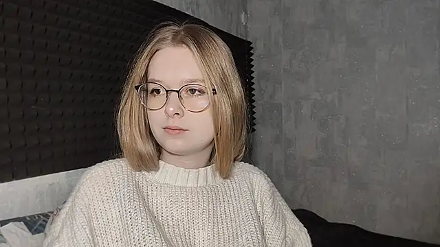 Snapshot of LiaVibes chatting on February 24, 7:39 am LiaVibes online show from February 24, 7:39 am