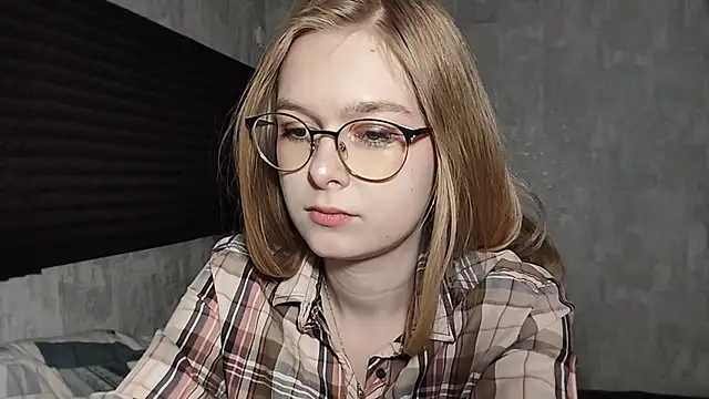 Snapshot of LiaVibes chatting on February 25, 8:24 am LiaVibes online show from February 25, 8:24 am