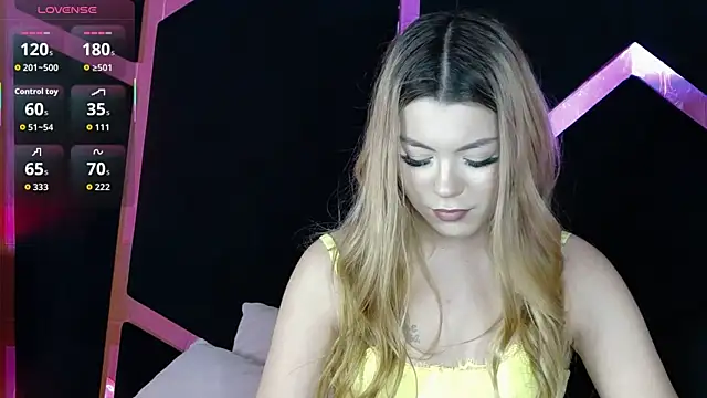 Snapshot of Breezelle chatting on December 13, 7:53 pm Breezelle online show from December 13, 7:53 pm