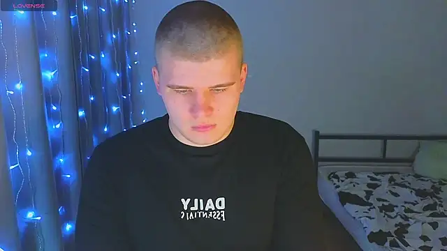 Snapshot of kittenmurr chatting on December 3, 7:45 pm kittenmurr online show from December 3, 7:45 pm