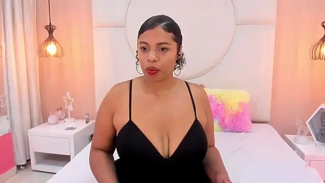 Snapshot of Laila_Cairo chatting on November 8, 12:49 pm Laila Cairo online show from November 8, 12:49 pm