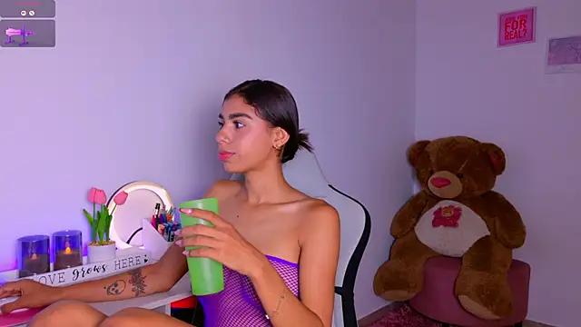 BrunetteAdams001 online show from October 2, 3:35 am