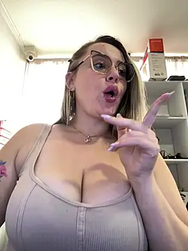 Snapshot of CurvyLust_x chatting on February 23, 2:14 pm CurvyLust x online show from February 23, 2:14 pm