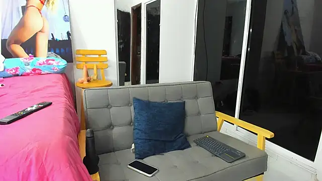 Snapshot of zou_quira chatting on January 7, 2:03 am zou quira online show from January 7, 2:03 am