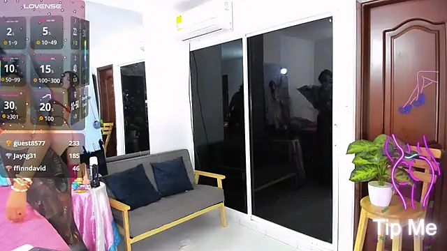 Snapshot of zou_quira chatting on January 19, 12:25 am zou quira online show from January 19, 12:25 am