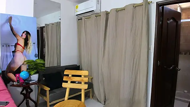 Snapshot of zou_quira chatting on February 3, 1:16 pm zou quira online show from February 3, 1:16 pm