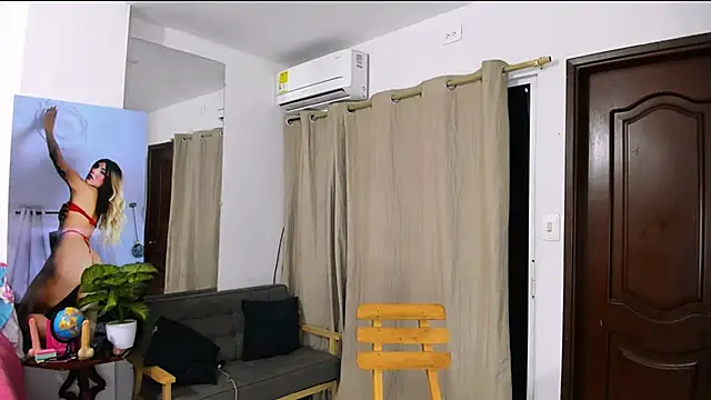 Snapshot of zou_quira chatting on February 13, 1:45 am zou quira online show from February 13, 1:45 am