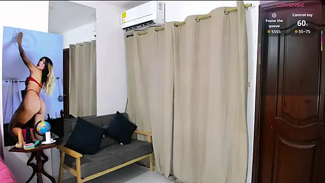 Snapshot of zou_quira chatting on February 19, 1:29 pm zou quira online show from February 19, 1:29 pm