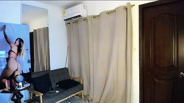 Snapshot of zou_quira chatting on February 20, 1:33 pm zou quira online show from February 20, 1:33 pm