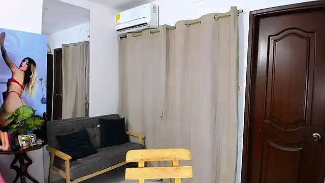 Snapshot of zou_quira chatting on February 22, 12:47 pm zou quira online show from February 22, 12:47 pm