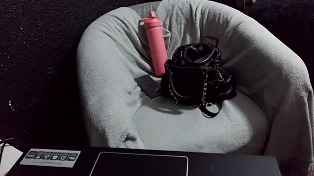 Snapshot of fetishslut4u chatting on October 4, 11:52 am fetishslut4u online show from October 4, 11:52 am