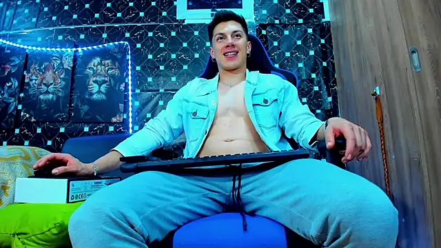 Snapshot of javiersexymann chatting on September 25, 10:35 pm javiersexymann online show from September 25, 10:35 pm