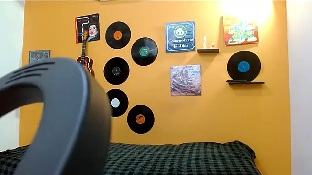 skinnyverus18 online show from December 3, 6:50 pm