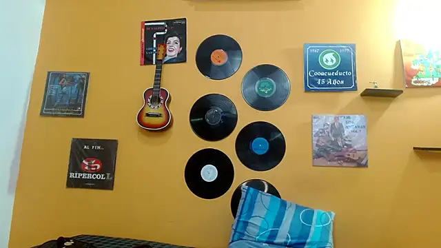 skinnyverus18 online show from February 5, 7:29 pm