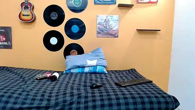 skinnyverus18 online show from February 24, 7:12 pm