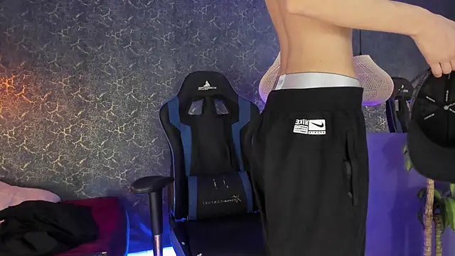 ArthurCox online show from November 16, 5:18 pm