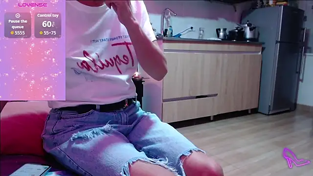 Snapshot of AllysonStonne chatting on June 21, 12:35 am AllysonStonne online show from June 21, 12:35 am