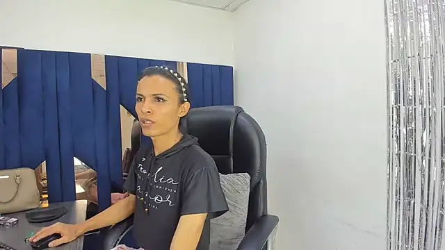 Aisha hotts777 online show from May 24, 6:57 pm