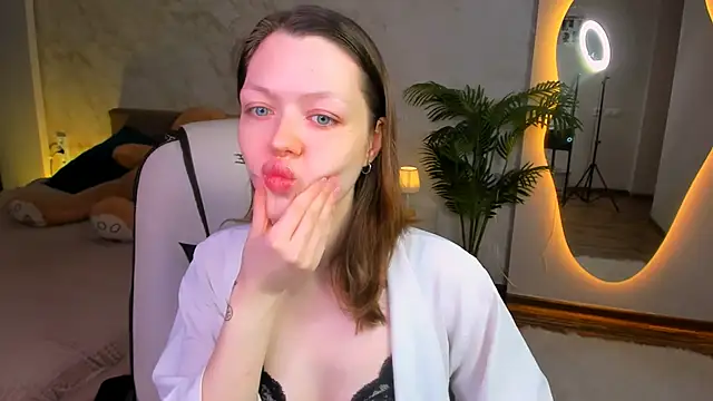 Lunar Lily online show from December 1, 5:34 am