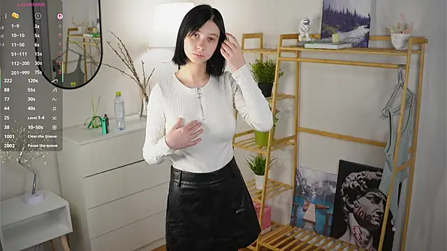 SuzanneHowse online show from November 6, 4:46 am