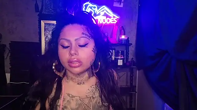 chicanachic13 online show from February 15, 8:13 am