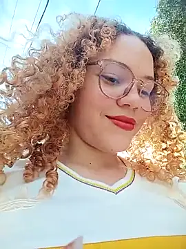 Snapshot of SirenRouge_69 chatting on October 6, 8:39 pm SirenRouge 69 online show from October 6, 8:39 pm