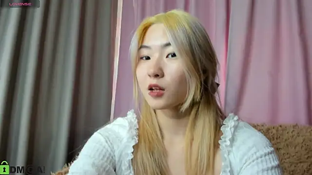 Snapshot of Aisi_18 chatting on September 15, 8:03 am Aisi 18 online show from September 15, 8:03 am