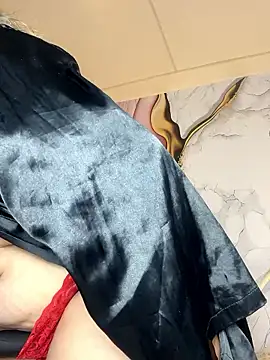 Snapshot of Lucy_Milf_474 chatting on January 10, 12:18 pm Lucy Milf 474 online show from January 10, 12:18 pm