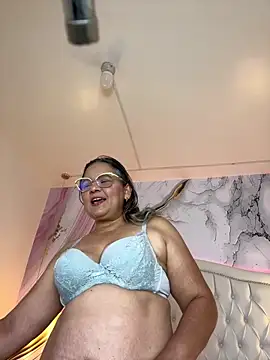 Snapshot of Lucy_Milf_474 chatting on April 25, 11:57 am Lucy Milf 474 online show from April 25, 11:57 am