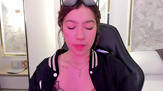 Snapshot of doll_eyees_ chatting on September 24, 2:26 am doll eyees online show from September 24, 2:26 am