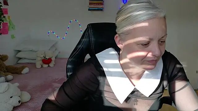 Linsy Kim online show from March 27, 3:01 pm