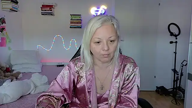 Linsy Kim online show from April 5, 8:33 am