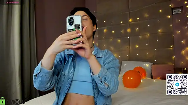 Adeline Perle online show from October 30, 1:29 am