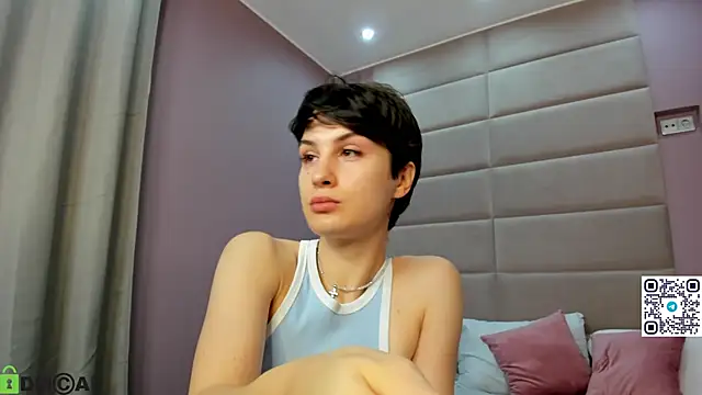 Adeline Perle online show from November 22, 1:04 am