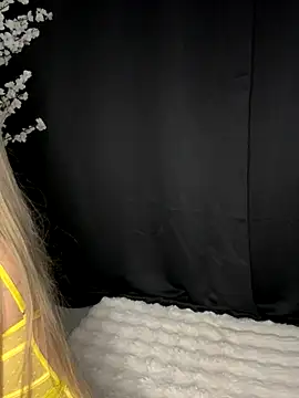 AubrieleRouj1 online show from October 9, 3:43 pm