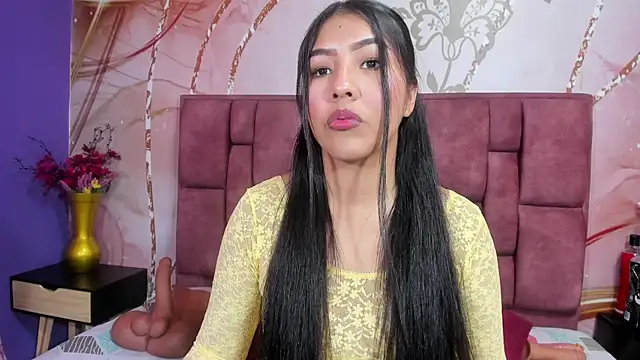 luna maisonn online show from December 13, 8:25 pm