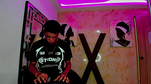 PRETTY FEM online show from February 4, 1:22 am