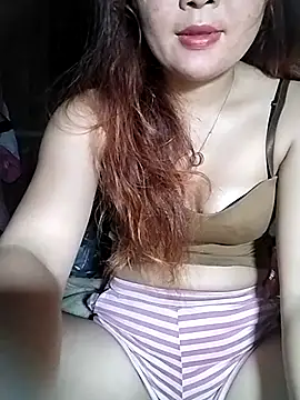 Snapshot of lylylove chatting on June 1, 11:28 pm lylylove online show from June 1, 11:28 pm