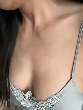 xiiuuff18 online show from October 18, 11:27 pm