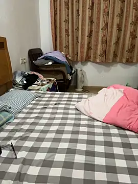 xiiuuff18 online show from April 15, 1:29 pm