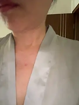 xiiuuff18 online show from May 23, 12:38 am