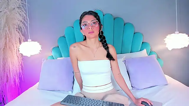 Snapshot of AlassiaHocthner chatting on September 18, 11:45 am AlassiaHocthner online show from September 18, 11:45 am