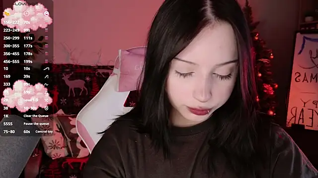 YourLittleDevil online show from December 17, 1:28 pm