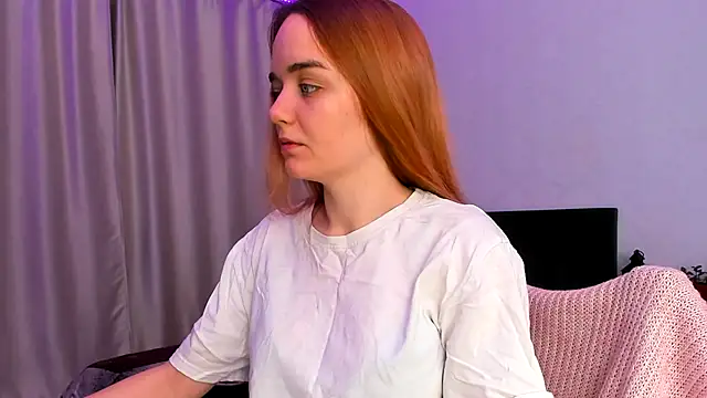 Snapshot of JanetShy chatting on December 2, 7:03 am JanetShy online show from December 2, 7:03 am