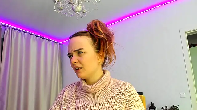 Snapshot of JanetShy chatting on December 3, 7:05 am JanetShy online show from December 3, 7:05 am