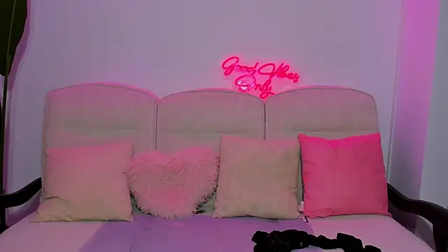 JessicaSky  online show from April 3, 8:18 pm