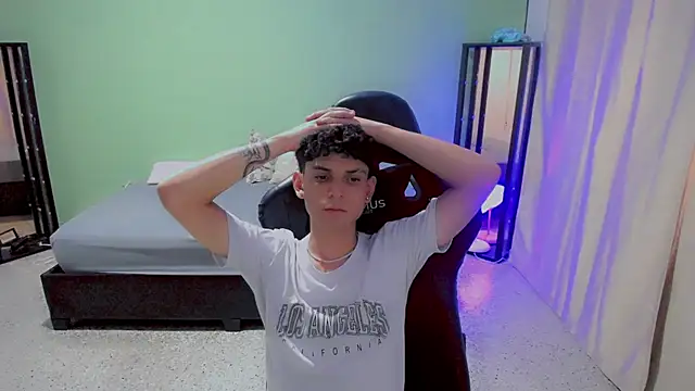 dilan hott  online show from September 19, 9:15 pm