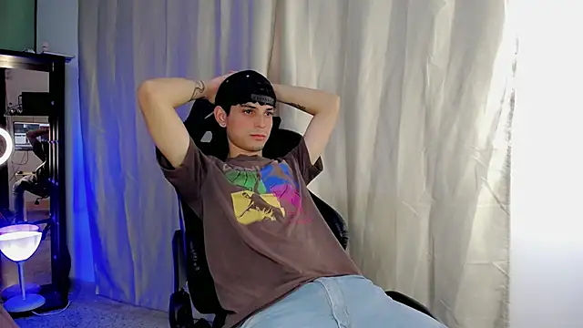 dilan hott  online show from October 16, 8:10 pm