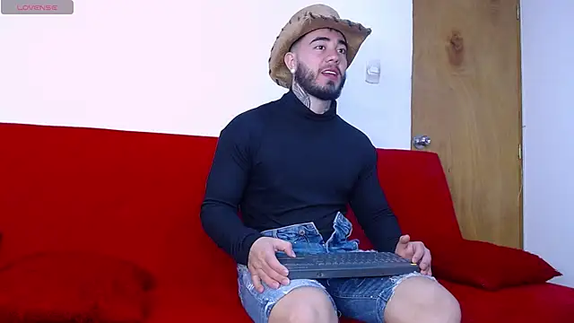 Snapshot of tommyblessd1 chatting on September 14, 6:23 am tommyblessd1 online show from September 14, 6:23 am