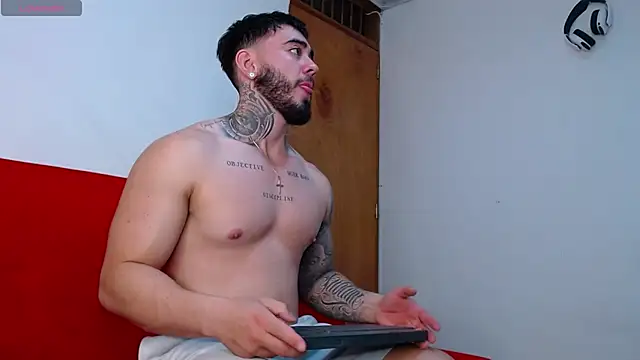 Snapshot of tommyblessd1 chatting on September 28, 6:19 am tommyblessd1 online show from September 28, 6:19 am